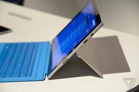 Ảnh thực tế cận cảnh máy tính bảng “sát thủ laptop” Surface Pro 3 - 4 Giá đỡ được thiết kế lại để đặt máy ở nhiều tư thế và góc độ hơn so với trước đây