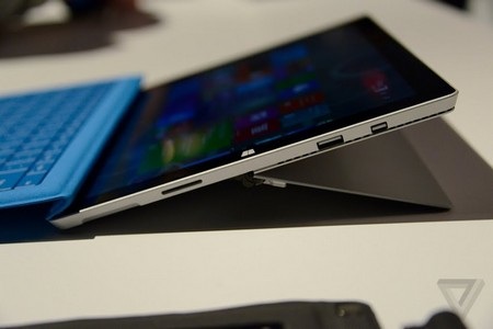 Ảnh thực tế cận cảnh máy tính bảng “sát thủ laptop” Surface Pro 3 - 7 Giá đỡ được thiết kế lại để đặt máy ở nhiều tư thế và góc độ hơn so với trước đây