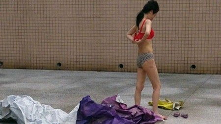 Cô gái mặc lại quần áo sau màn “dọa nạt” bất ngờ vào kẻ theo dõi mình