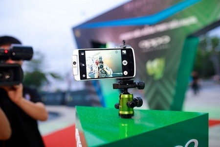 Chiếc smartphone OPPO N1 gây chú ý với camera xoay 206 độ của mình 