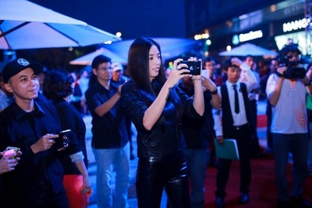 “Đả nữ” Ngô Thanh Vân thích thú chụp ảnh với Find 7