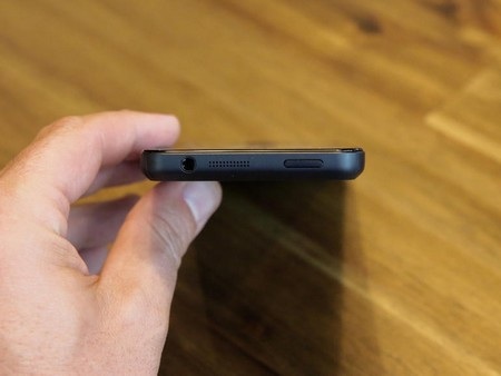 Cận cảnh smartphone với giao diện 3D độc đáo của Amazon - 10 Cạnh trên với nút nguồn, loa ngoài và giắc cắm phone 3,5-mm