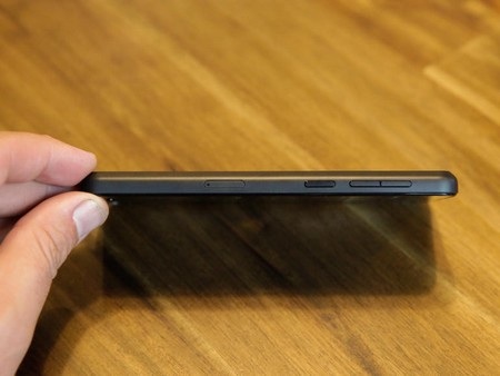 Cận cảnh smartphone với giao diện 3D độc đáo của Amazon - 12 Cổng kết nối microUSB và loa ngoài ở cạnh dưới
