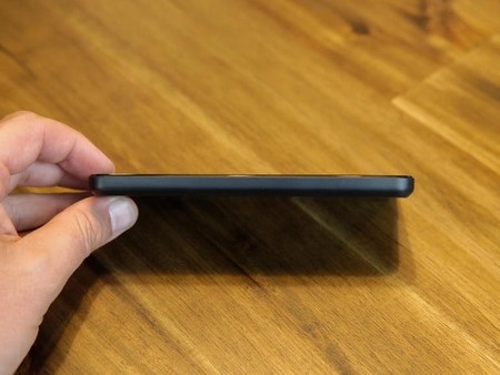 Cận cảnh smartphone với giao diện 3D độc đáo của Amazon - 13 Fire Phone có độ dày 8,89mm và nặng 159,8g