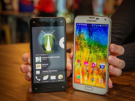 Cận cảnh smartphone với giao diện 3D độc đáo của Amazon - 15 Fire Phone (trái) đọ dáng cùng Galaxy S5 của Samsung