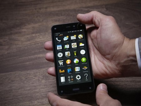 Cận cảnh smartphone với giao diện 3D độc đáo của Amazon - 2 Fire Phone hoạt động trên nền tảng Fire OS, được xây dựng dựa trên nền tảng Android của Google