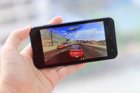 Tận hưởng những phút giây giải trí tuyệt vời bên người bạn đồng hành FPT F83