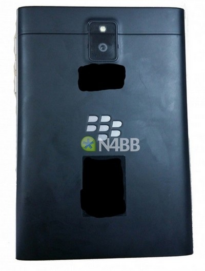 Lộ hình ảnh smartphone cấu hình “khủng” của BlackBerry - 3 Mặt sau bằng nhựa kết hợp với sợi thủy tinh
