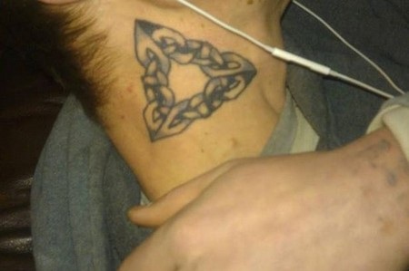 Tên trộm bị “tóm” vì kết bạn với nạn nhân trên Facebook - 1 Hình xăm đặc biệt trên cổ Allen Mullins, dấu hiệu tố giác tội ác của y