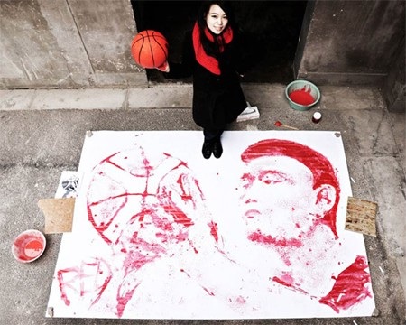 Vận động viên bóng rổ nổi tiếng Yao Ming được vẽ nên từ trái bóng rổ