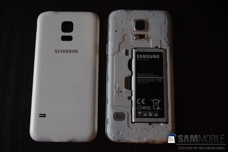 Lộ loạt ảnh thực tế bộ đôi Galaxy S5 Mini và Galaxy Tab S của Samsung - 1 Mặt sau bằng nhựa đường vân đục lỗ giống trên Galaxy S5