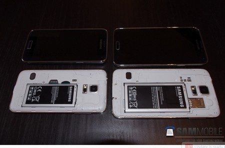 Lộ loạt ảnh thực tế bộ đôi Galaxy S5 Mini và Galaxy Tab S của Samsung - 2 Galaxy S5 Mini (trái) nhỏ hơn chút ít so với Galaxy S5