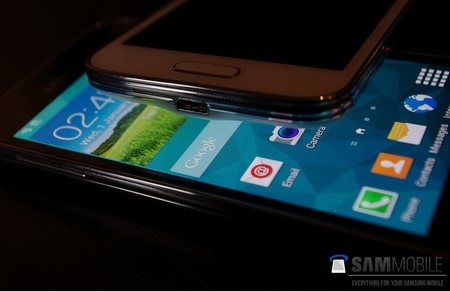 Lộ loạt ảnh thực tế bộ đôi Galaxy S5 Mini và Galaxy Tab S của Samsung - 4 Pin có thể tháo rời