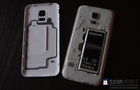 Lộ loạt ảnh thực tế bộ đôi Galaxy S5 Mini và Galaxy Tab S của Samsung - 5 Pin có thể tháo rời
