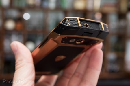 Cận cảnh smartphone cao cấp mang thương hiệu siêu xe nước Ý Lamborghini - 10 Các cạnh bên của sản phẩm