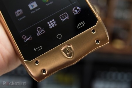 Cận cảnh smartphone cao cấp mang thương hiệu siêu xe nước Ý Lamborghini - 12 Logo bò tót Lamborghini ở mặt trước