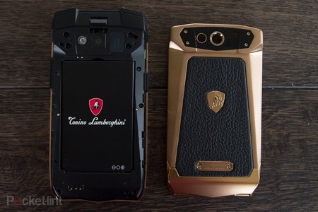 Cận cảnh smartphone cao cấp mang thương hiệu siêu xe nước Ý Lamborghini - 13 Lớp vỏ của máy có thể tháo rời