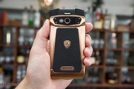 Cận cảnh smartphone cao cấp mang thương hiệu siêu xe nước Ý Lamborghini - 5 Mặt sau bằng chất liệu da với hệ thống âm thanh của Yamaha