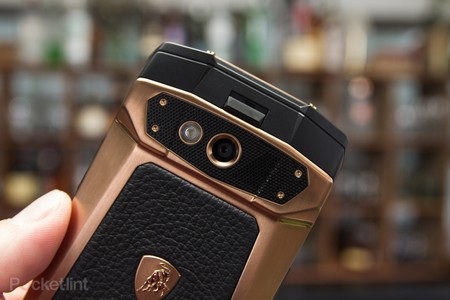 Cận cảnh smartphone cao cấp mang thương hiệu siêu xe nước Ý Lamborghini - 6 Cận cảnh loa ngoài và camera 13 megapixel ở mặt sau của máy