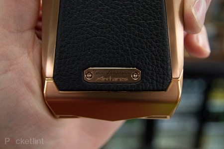 Cận cảnh smartphone cao cấp mang thương hiệu siêu xe nước Ý Lamborghini - 7 Các cạnh bên của sản phẩm