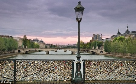 “Khóa tình yêu” quá nặng khiến cây cầu nổi tiếng Paris bị sụp đổ - 1 Những chiếc khóa tình yêu được gắn dày đặc trên lan can cầu
