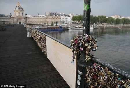 “Khóa tình yêu” quá nặng khiến cây cầu nổi tiếng Paris bị sụp đổ - 2 Đoạn lan can cầu bị đổ sụp được thay thế tạm bằng ván gỗ