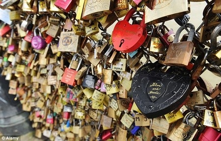 “Khóa tình yêu” quá nặng khiến cây cầu nổi tiếng Paris bị sụp đổ - 3 Cận cảnh một đoạn lan can cầu tràn ngập ổ khóa tình yêu