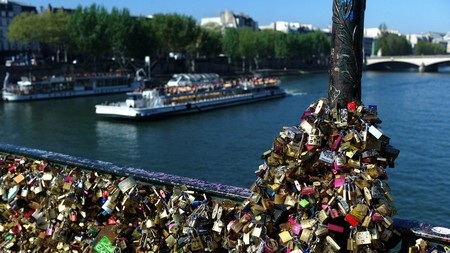 “Khóa tình yêu” quá nặng khiến cây cầu nổi tiếng Paris bị sụp đổ - 4 Cận cảnh một đoạn lan can cầu tràn ngập ổ khóa tình yêu