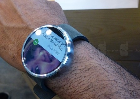 Cận cảnh Moto 360 - Smartwatch đẹp nhất hiện nay - 2 Moto 360 nổi bật với viền kim loại sáng bóng tạo cảm giác sang trọng và đẹp mắt