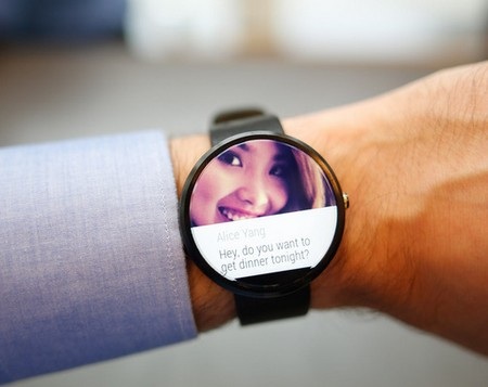 Cận cảnh Moto 360 - Smartwatch đẹp nhất hiện nay - 3 Moto 360 nổi bật với viền kim loại sáng bóng tạo cảm giác sang trọng và đẹp mắt