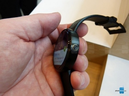 Cận cảnh Moto 360 - Smartwatch đẹp nhất hiện nay - 9 Nút điều khiển Moto 360 ở cạnh phải của sản phẩm