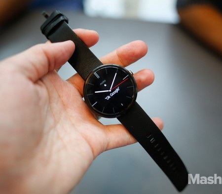 Cận cảnh Moto 360 - Smartwatch đẹp nhất hiện nay - 10 Moto 360 mang phong cách thiết kế của những chiếc đồng hồ truyền thống