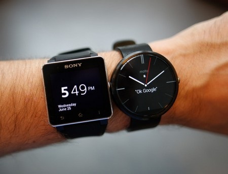 Cận cảnh Moto 360 - Smartwatch đẹp nhất hiện nay - 12 So sánh Moto 360 và smartwatch của Sony
