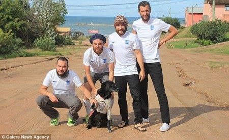 Đi bộ gần 2.000 km đến Brazil để cổ vũ World Cup - 2 Chú chó Jefferson gia nhập đoàn đi khi cả 4 đang băng qua Uruguay
