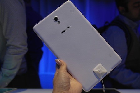 Mặt sau với chất liệu nhựa dạng đục lỗ như Galaxy S5