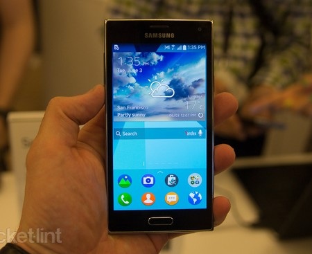 Ảnh thực tế smartphone đầu tiên chạy nền tảng Tizen của Samsung - 1 Samsung Z có thiết kế vuông vức hơn các mẫu smartphone khác của Samsung gần đây
