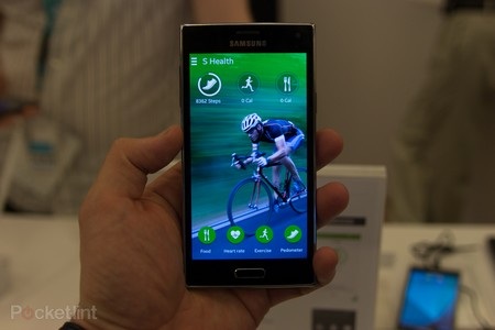 Ảnh thực tế smartphone đầu tiên chạy nền tảng Tizen của Samsung - 11 Trang bị nhiều chức năng như trên Galaxy S5