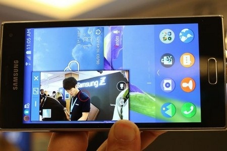 Ảnh thực tế smartphone đầu tiên chạy nền tảng Tizen của Samsung - 14 Chức năng đa nhiệm, cửa sổ ứng dụng chụp ảnh hiển thị trên giao diện chính