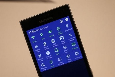 Ảnh thực tế smartphone đầu tiên chạy nền tảng Tizen của Samsung - 15 Chức năng điều chỉnh các thiết lập nhanh tương tự như trên Android