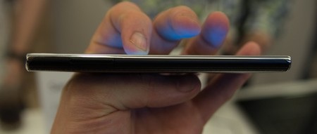 Ảnh thực tế smartphone đầu tiên chạy nền tảng Tizen của Samsung - 6 Các cạnh của máy