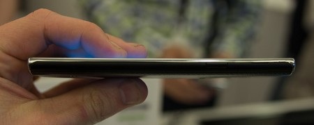 Ảnh thực tế smartphone đầu tiên chạy nền tảng Tizen của Samsung - 7 Các cạnh của máy