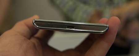 Ảnh thực tế smartphone đầu tiên chạy nền tảng Tizen của Samsung - 8 Các cạnh của máy