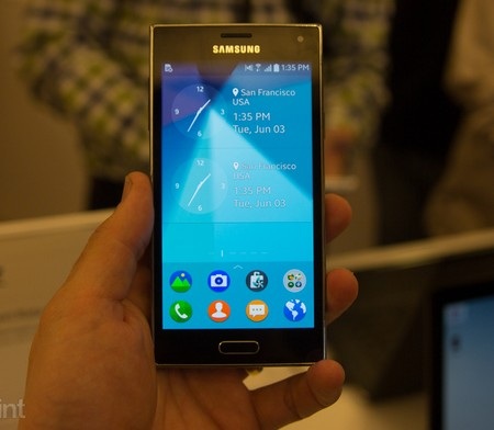 Ảnh thực tế smartphone đầu tiên chạy nền tảng Tizen của Samsung - 9 Giao diện chính có nhiều nét tương đồng với Android