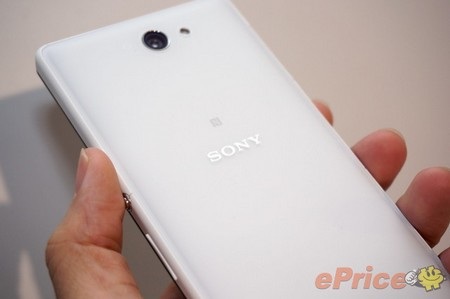 Mặt sau của Xperia Z2a sử dụng chất liệu nhựa, thay vì kính cường lực cao cấp như trên Xperia Z2