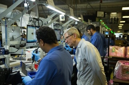 Bất ngờ với hình ảnh máy tính chạy Windows bên trong nhà máy Apple tại Mỹ - 1 Hình ảnh được Tim Cook đăng tải lên trang Twitter với chiếc máy tính đang chạy Windows ở sau
