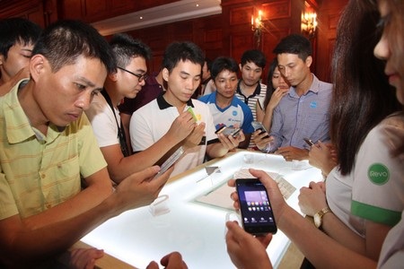 Khách mời tham dự trong buổi họp báo xếp hàng trải nghiệm máy rất đông.