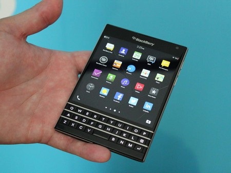 Cận cảnh thực tế smartphone với thiết kế “độc” của BlackBerry - 1 Sản phẩm nổi bật với thiết kế hình vuông độc đáo