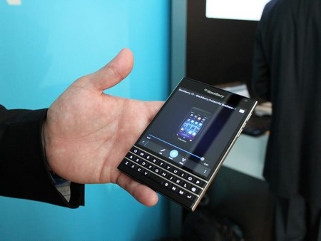Cận cảnh thực tế smartphone với thiết kế “độc” của BlackBerry - 10 BlackBerry Passport sẽ hoạt động trên nền tảng BlackBerry 10.3 mới nhất của hãng