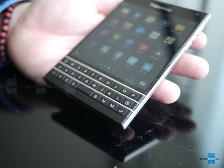 Cận cảnh thực tế smartphone với thiết kế “độc” của BlackBerry - 2 Cận cảnh bàn phím với 3 hàng nút của BlackBerry Passport