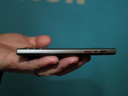 Cận cảnh thực tế smartphone với thiết kế “độc” của BlackBerry - 3 Máy có thiết kế khá dày, tạo cảm giác chắc chắn